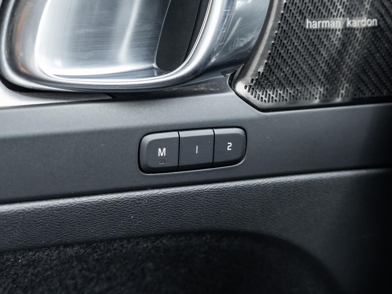 2022 Volvo XC40 T5 AWD  HARMAN KARDON  NAVI  PREMIUM PACK  CPO Photo