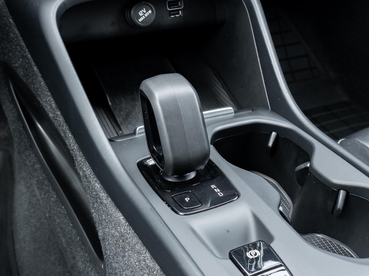2022 Volvo XC40 T5 AWD  HARMAN KARDON  NAVI  PREMIUM PACK  CPO Photo
