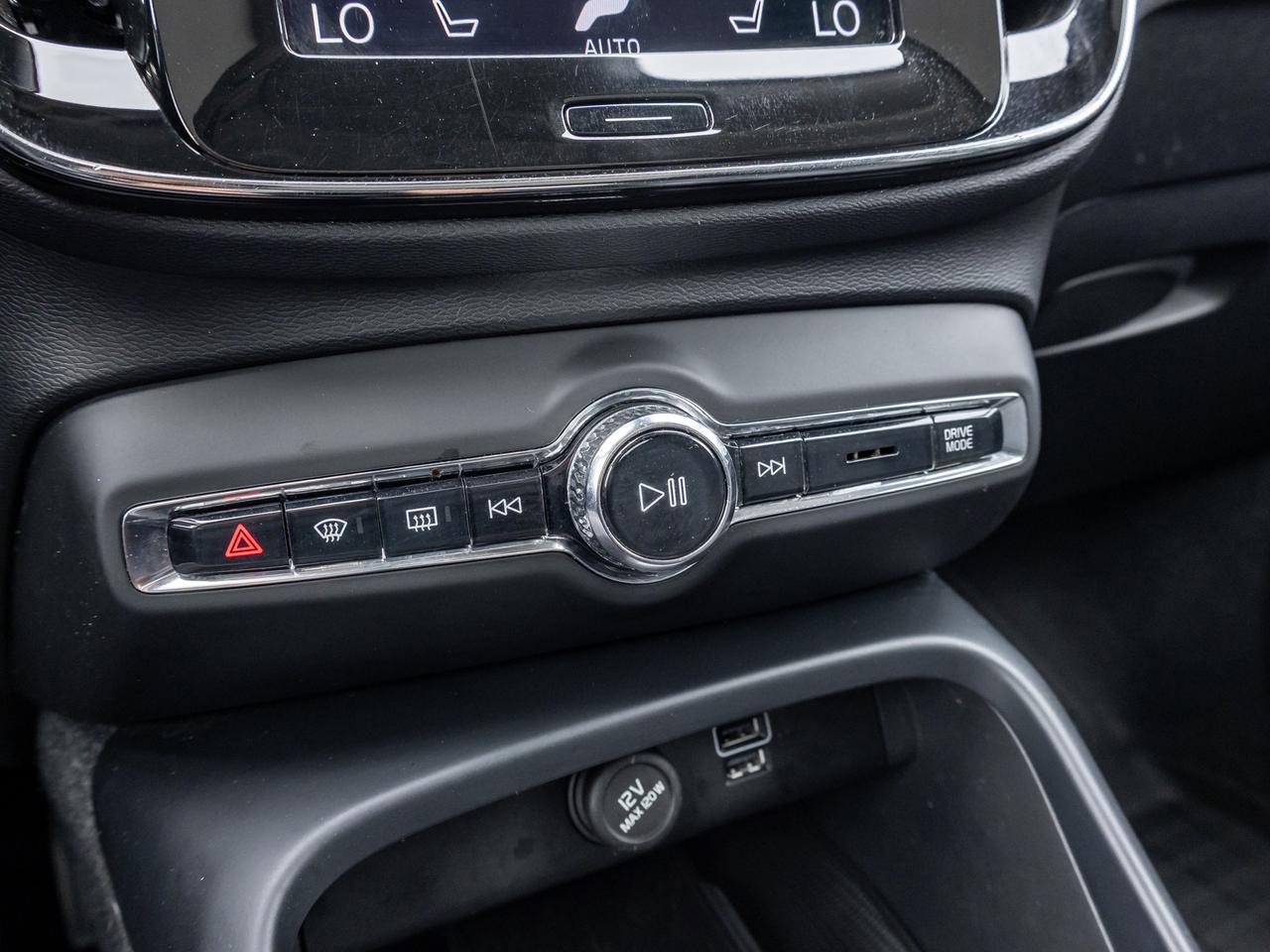2022 Volvo XC40 T5 AWD  HARMAN KARDON  NAVI  PREMIUM PACK  CPO Photo