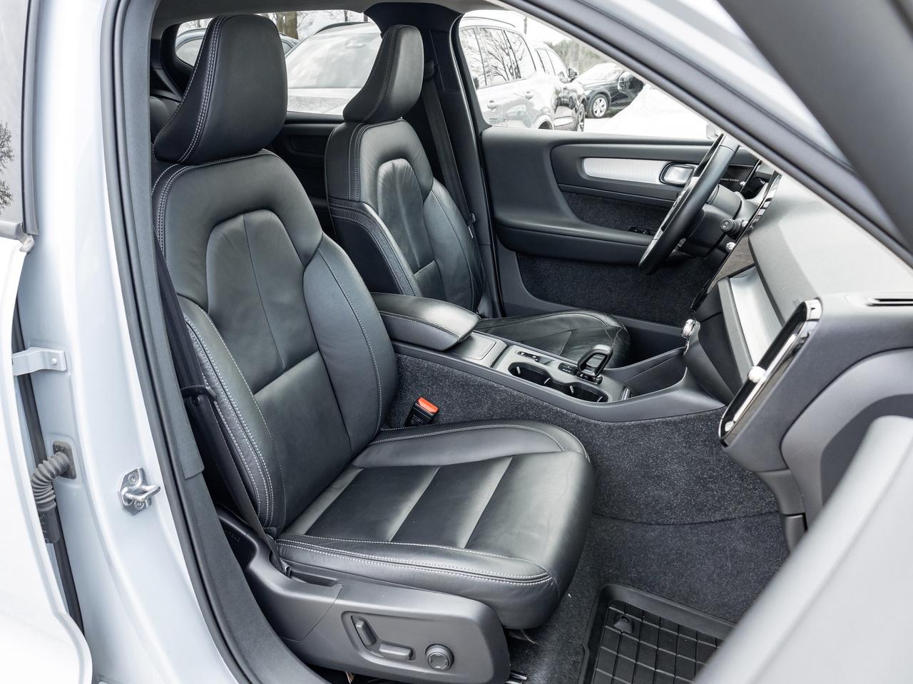 2022 Volvo XC40 T5 AWD  HARMAN KARDON  NAVI  PREMIUM PACK  CPO Photo