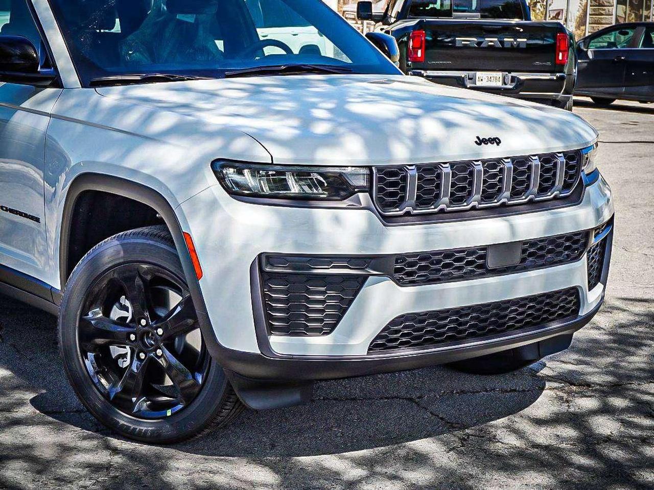 2026 Jeep Grand Cherokee  Photo1