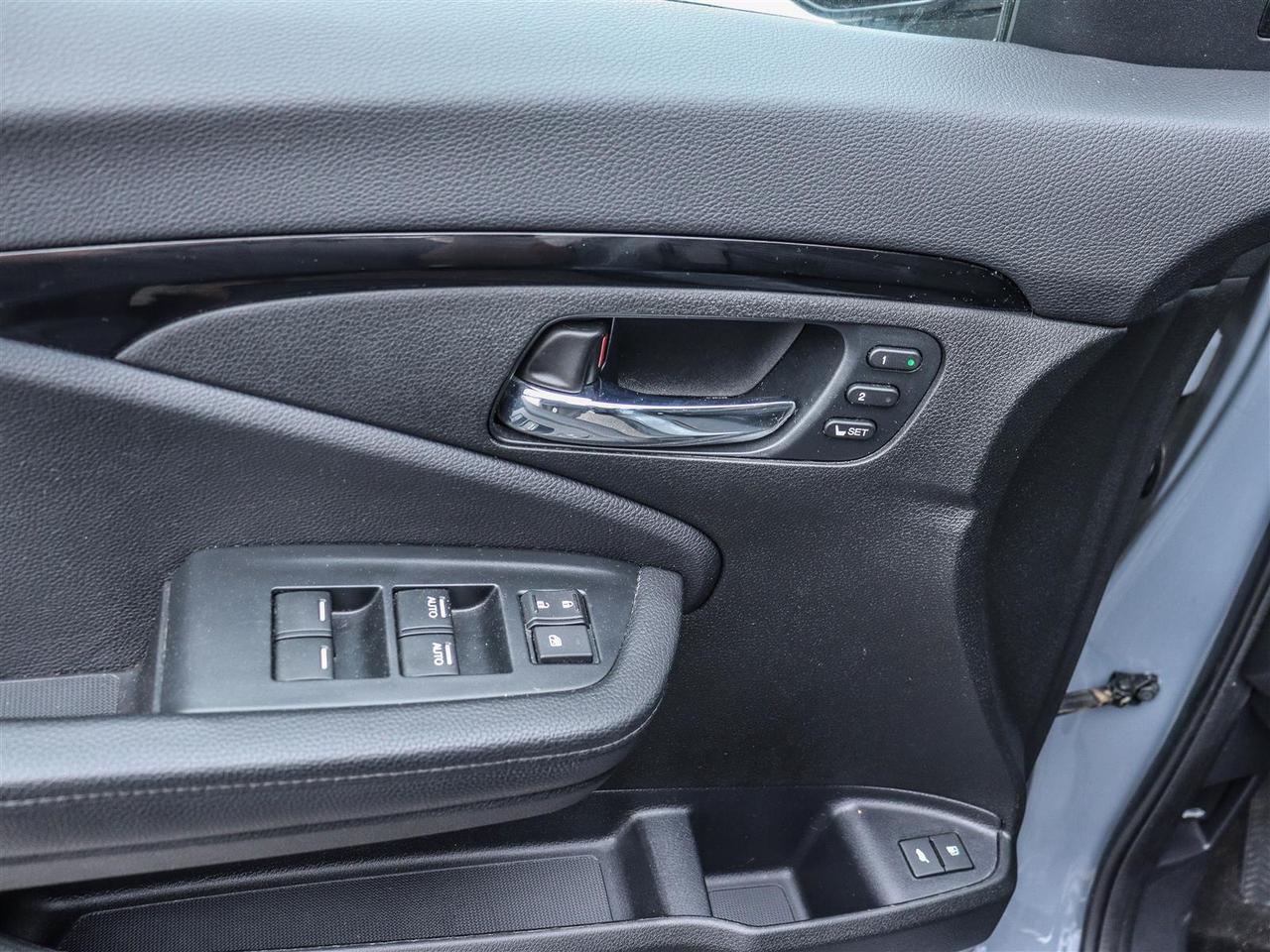 2022 Honda Pilot Touring 7-PASSENGER LEATHER NAVI SUNROOF Photo