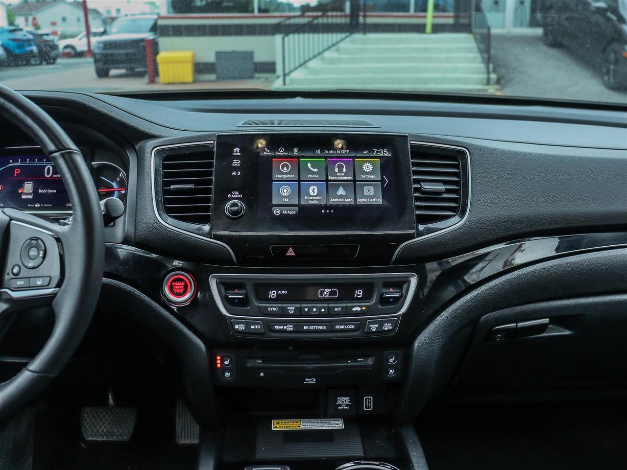 2022 Honda Pilot Touring 7-PASSENGER LEATHER NAVI SUNROOF Photo