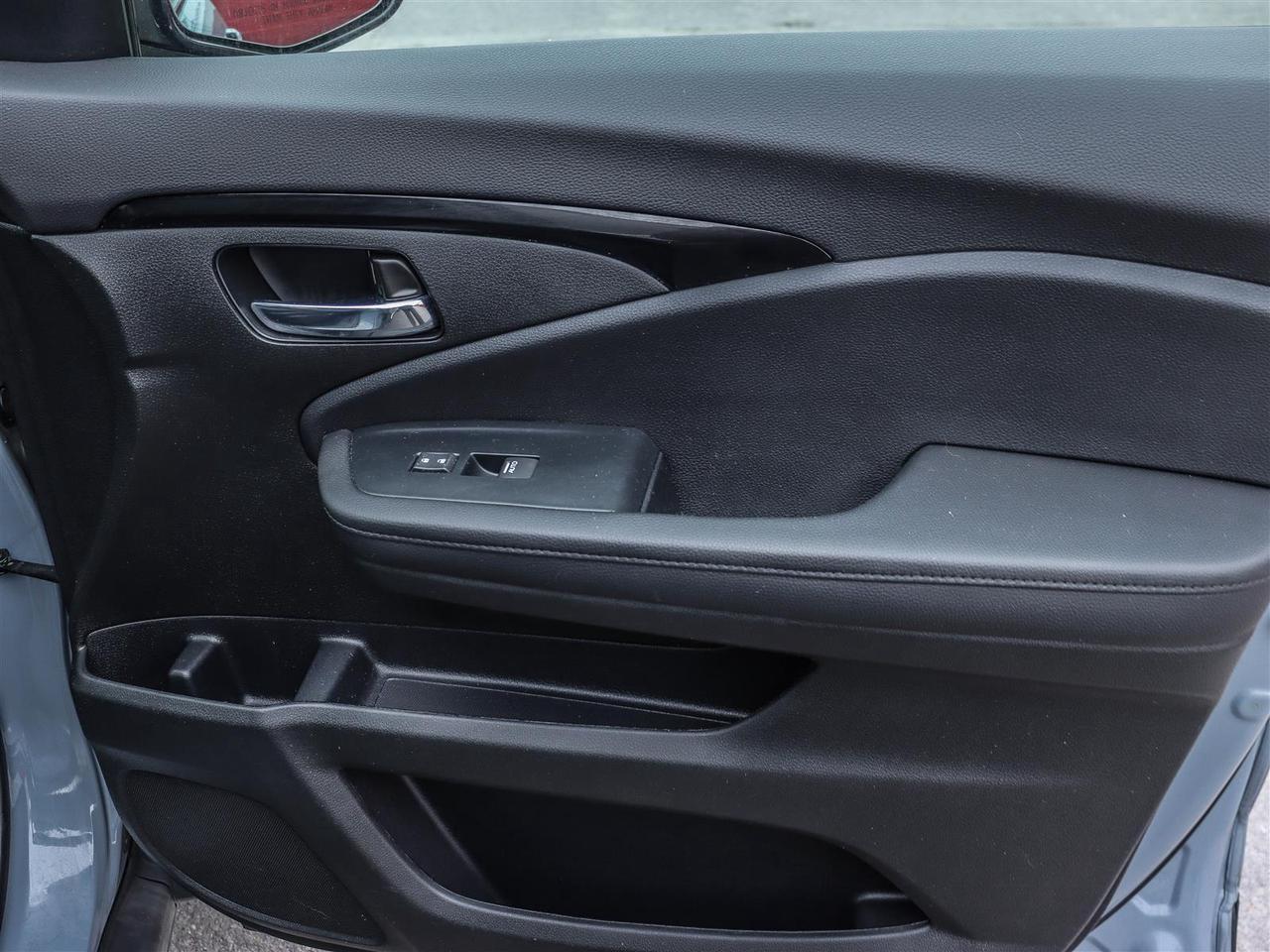 2022 Honda Pilot Touring 7-PASSENGER LEATHER NAVI SUNROOF Photo