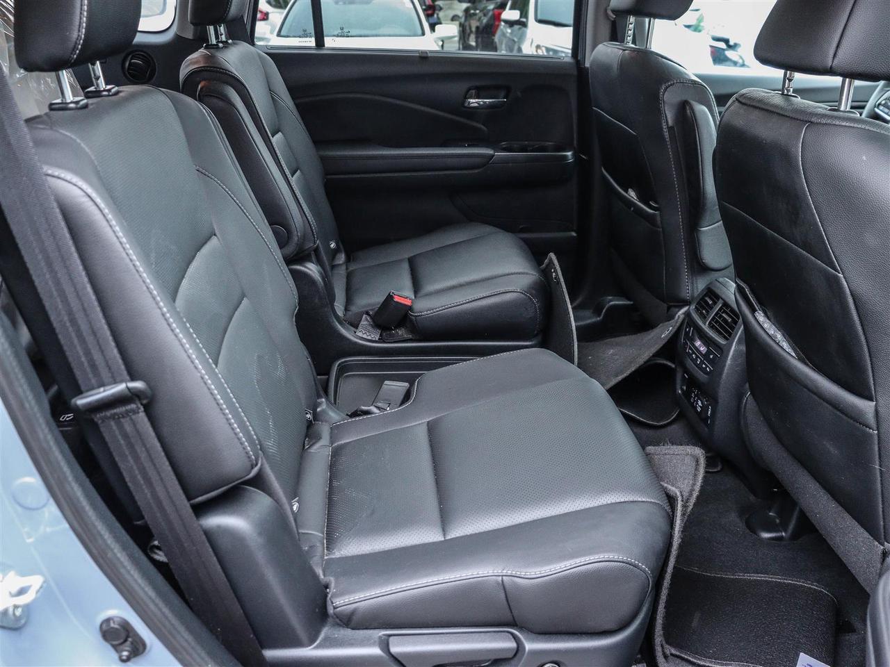 2022 Honda Pilot Touring 7-PASSENGER LEATHER NAVI SUNROOF Photo