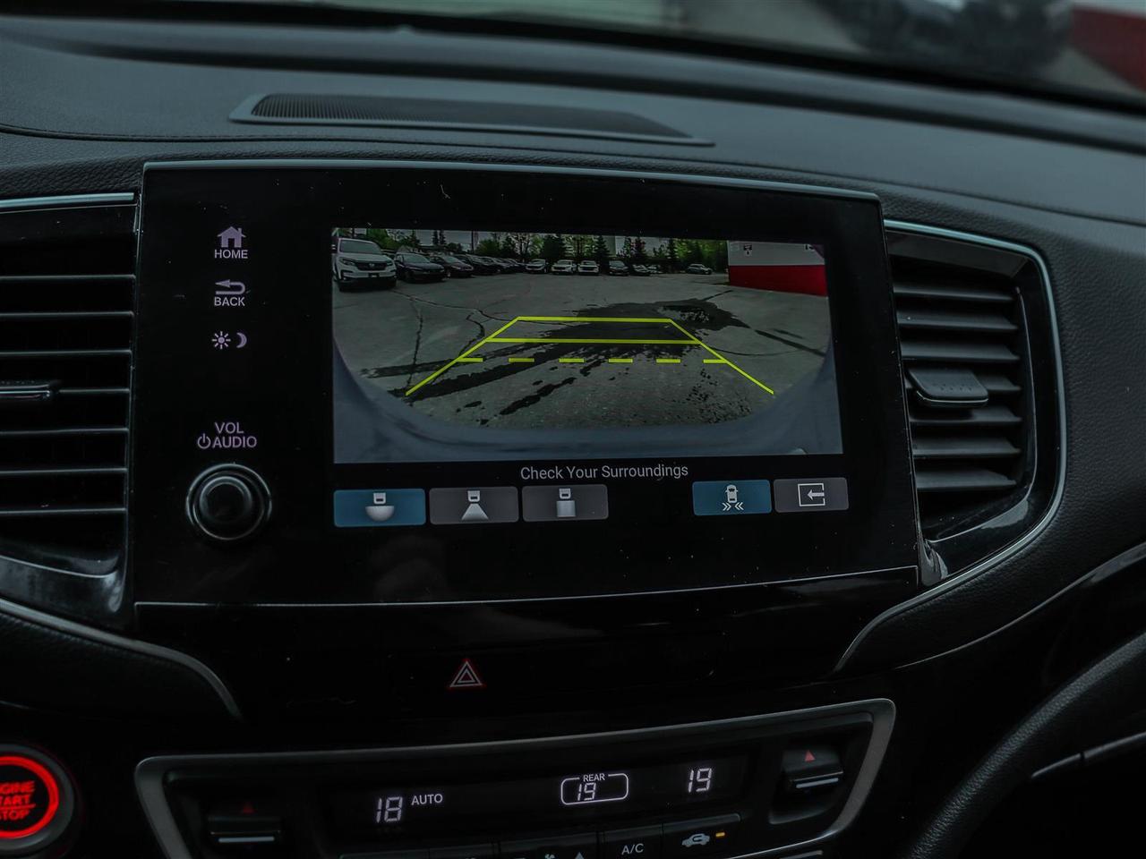 2022 Honda Pilot Touring 7-PASSENGER LEATHER NAVI SUNROOF Photo