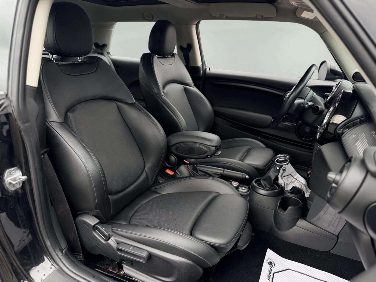 2017 MINI Cooper Hardtop 3dr Photo