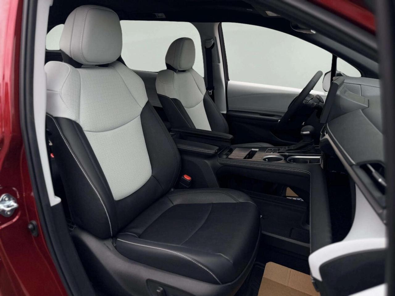 2025 Toyota Sienna XSE 7-Passenger All-wheel Drive Photo