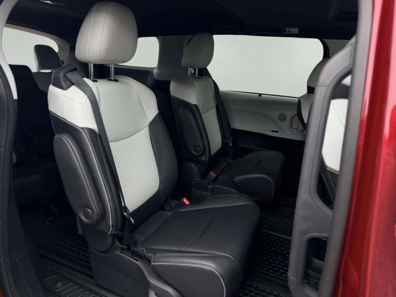 2025 Toyota Sienna XSE 7-Passenger All-wheel Drive Photo