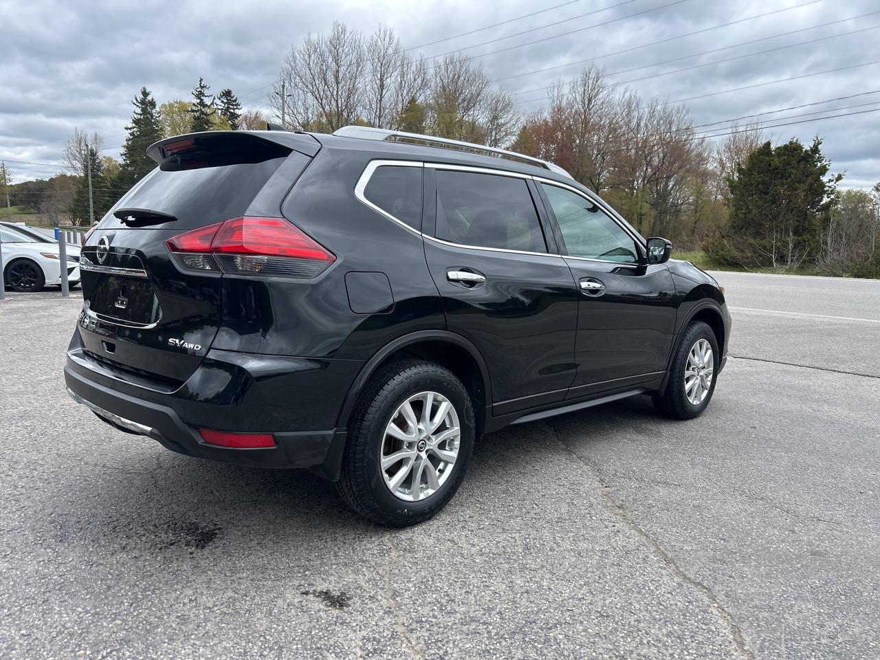 2017 Nissan Rogue SV, Bluetooth, Back Up Cam, Pano Sunroof Photo4