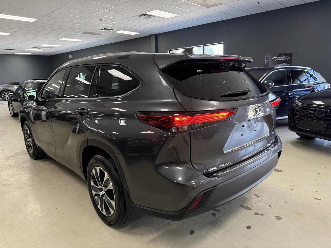 2021 Toyota Highlander XLE AWD**NO ACCIDENTS** Photo2