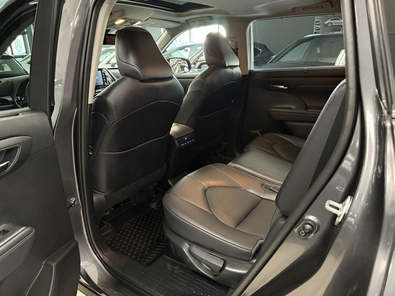 2021 Toyota Highlander XLE AWD**NO ACCIDENTS** Photo