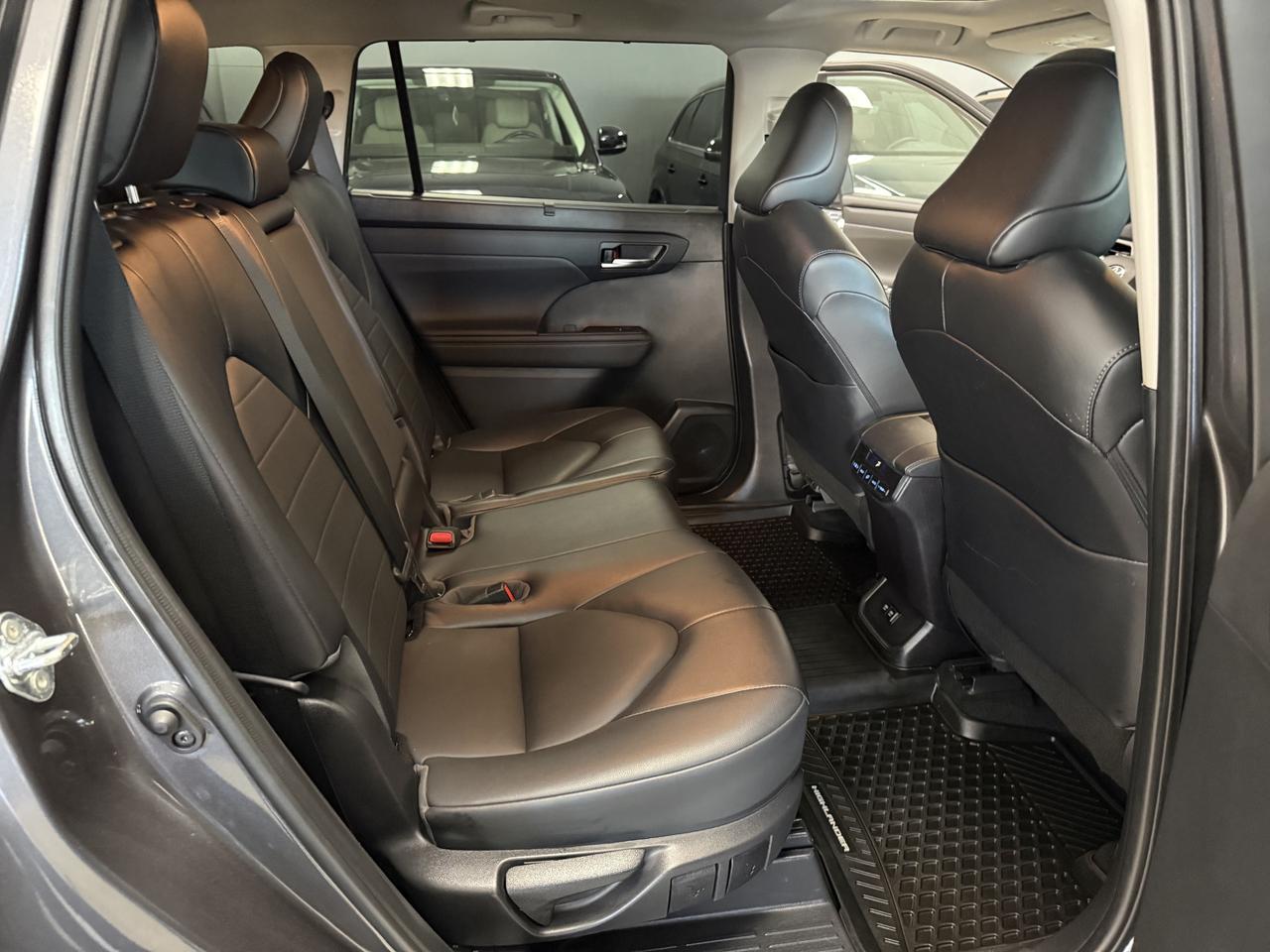 2021 Toyota Highlander XLE AWD**NO ACCIDENTS** Photo