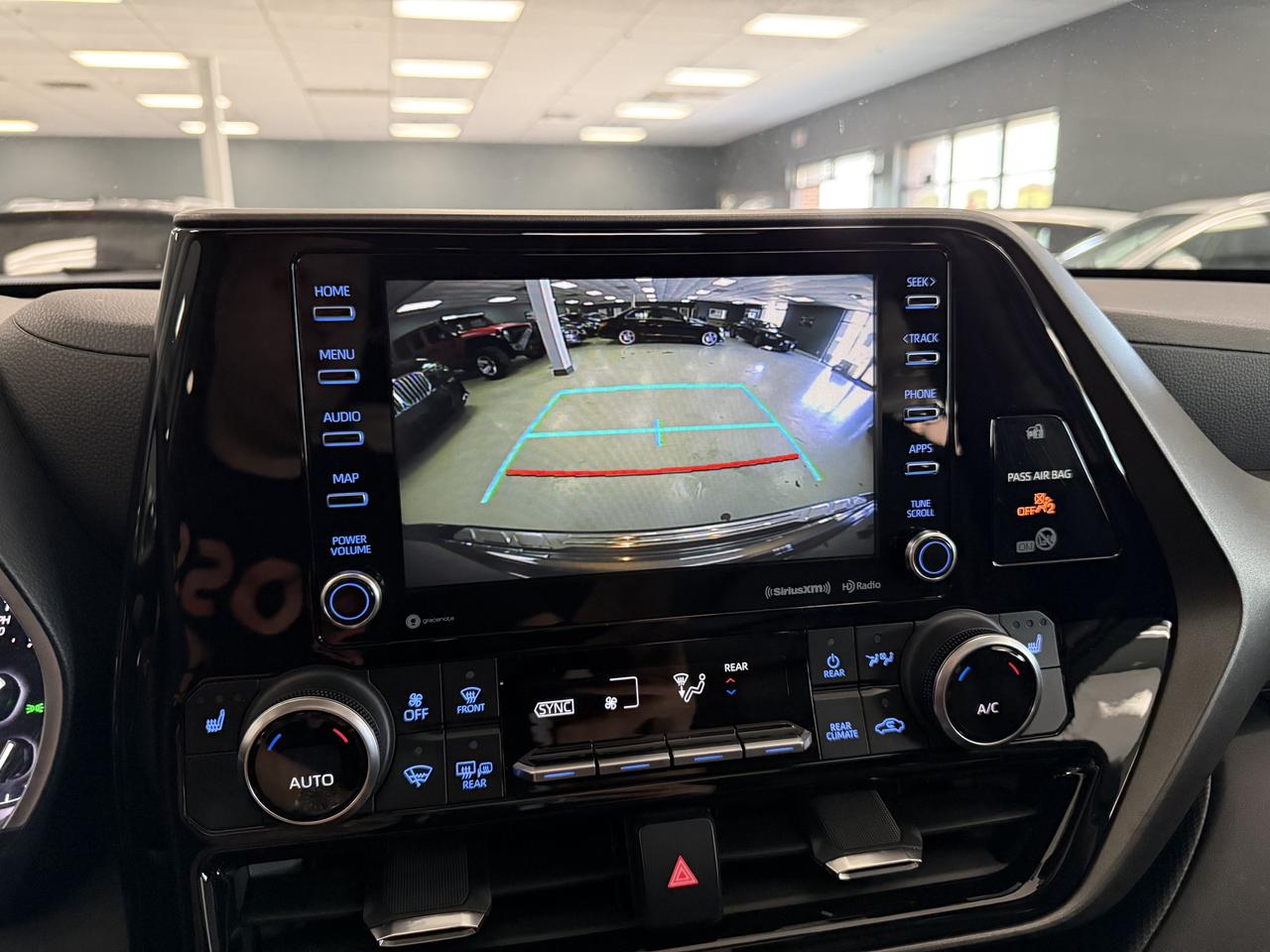 2021 Toyota Highlander XLE AWD**NO ACCIDENTS** Photo