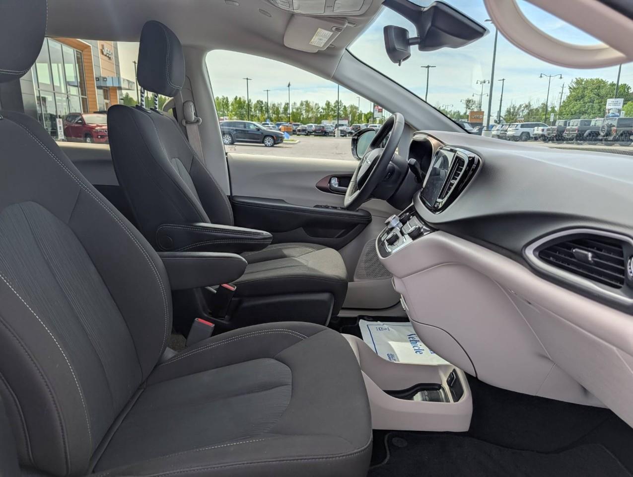 2024 Chrysler Grand Caravan SXT 7 Passenger Photo