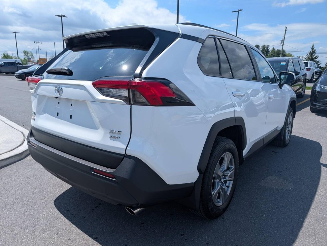 2025 Toyota RAV4 XLE No Accidents Photo4