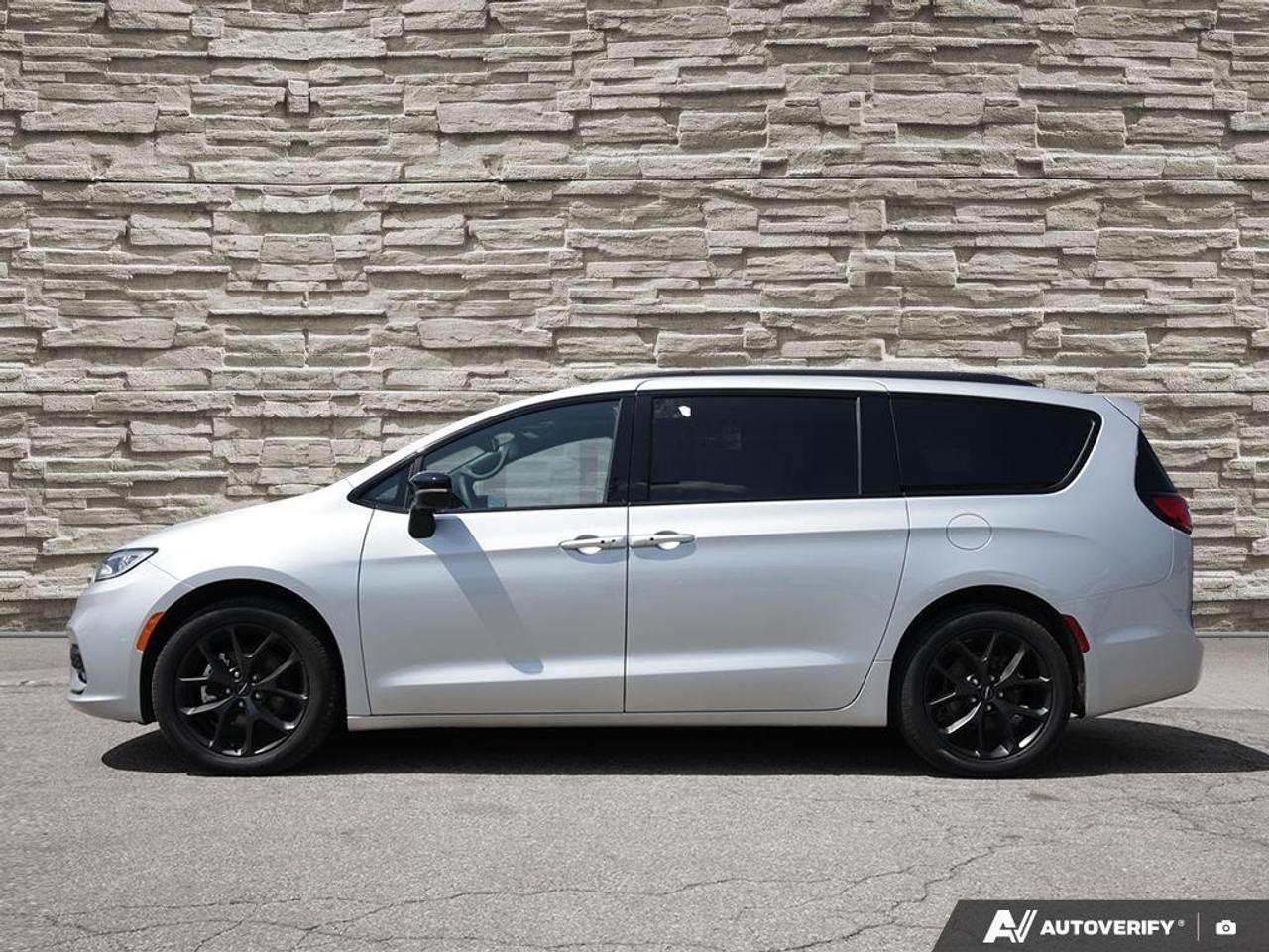 2024 Chrysler Pacifica Limited Front-Wheel Drive Passenger Van Photo2
