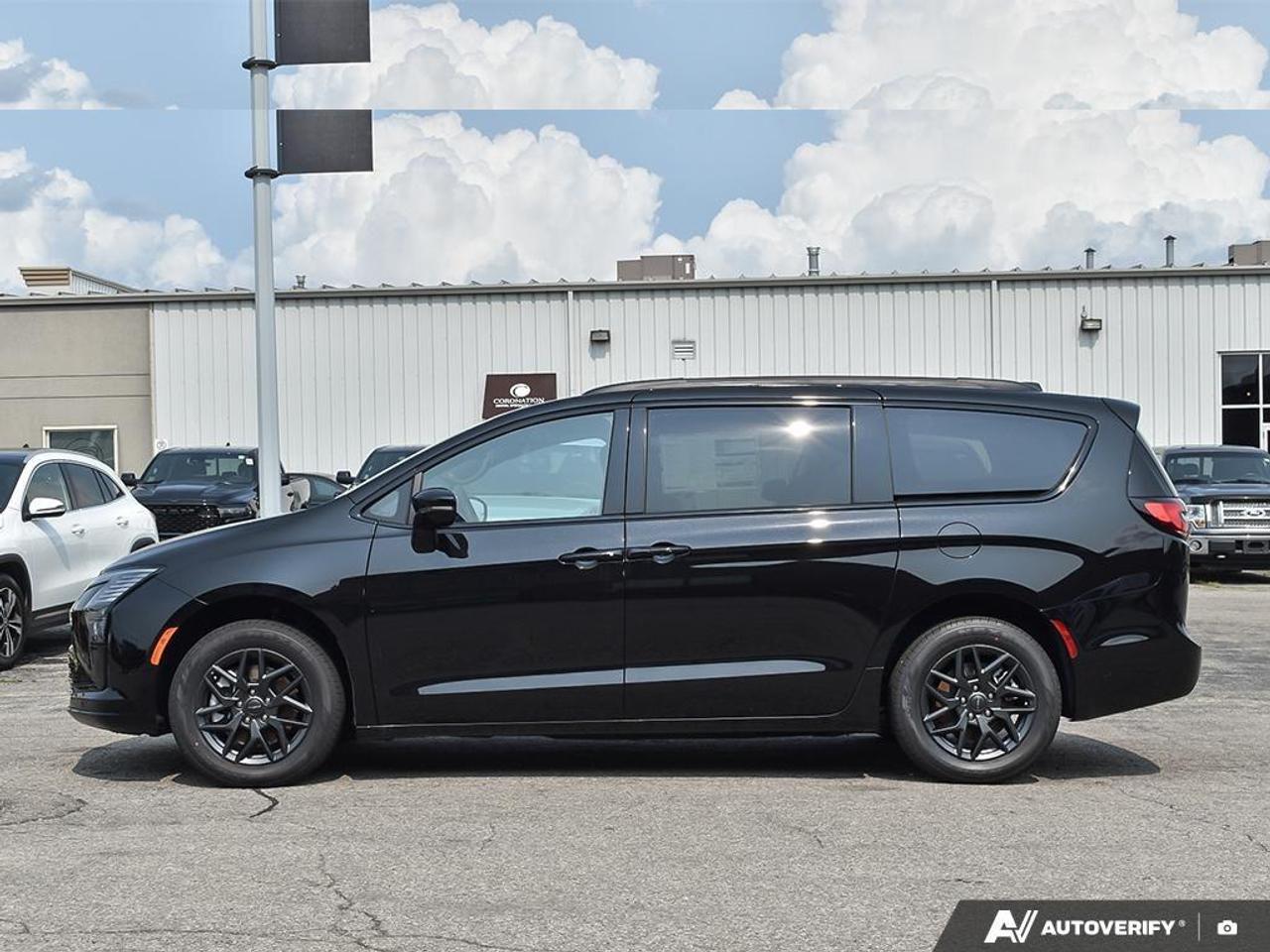 2027 Chrysler Pacifica Select All-Wheel Drive Passenger Van Photo