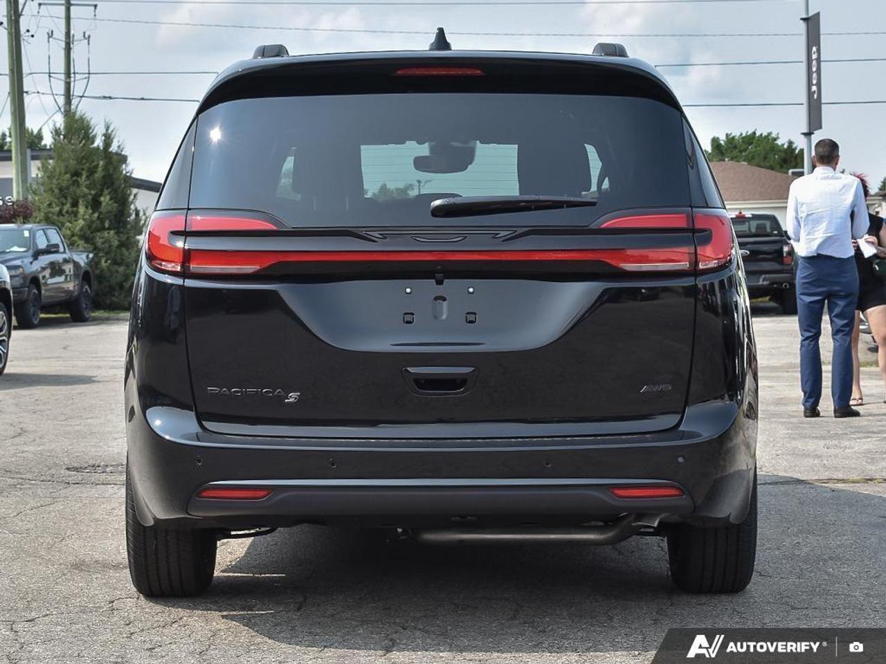 2027 Chrysler Pacifica Select All-Wheel Drive Passenger Van Photo4