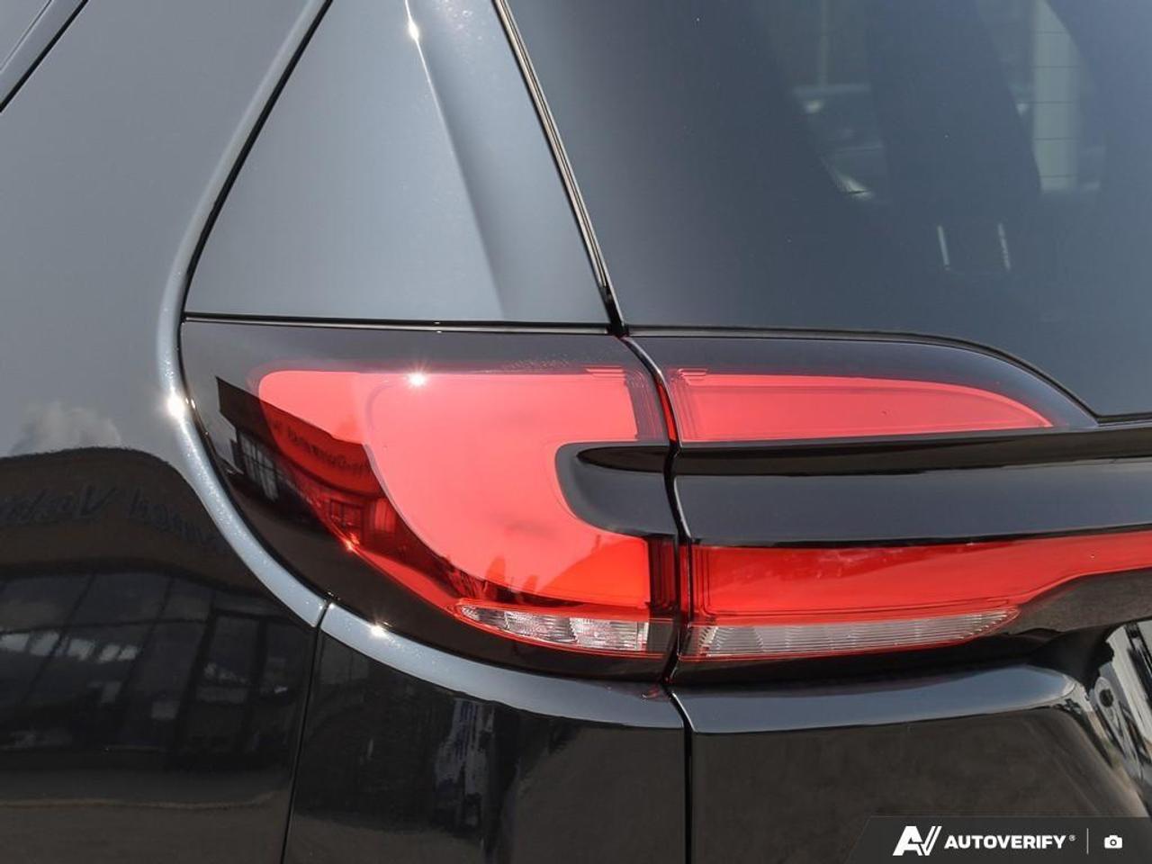 2027 Chrysler Pacifica Select All-Wheel Drive Passenger Van Photo