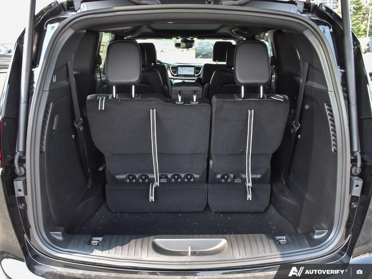 2027 Chrysler Pacifica Select All-Wheel Drive Passenger Van Photo