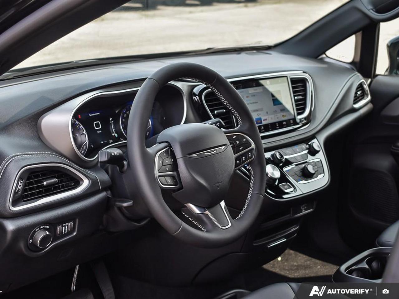 2027 Chrysler Pacifica Select All-Wheel Drive Passenger Van Photo