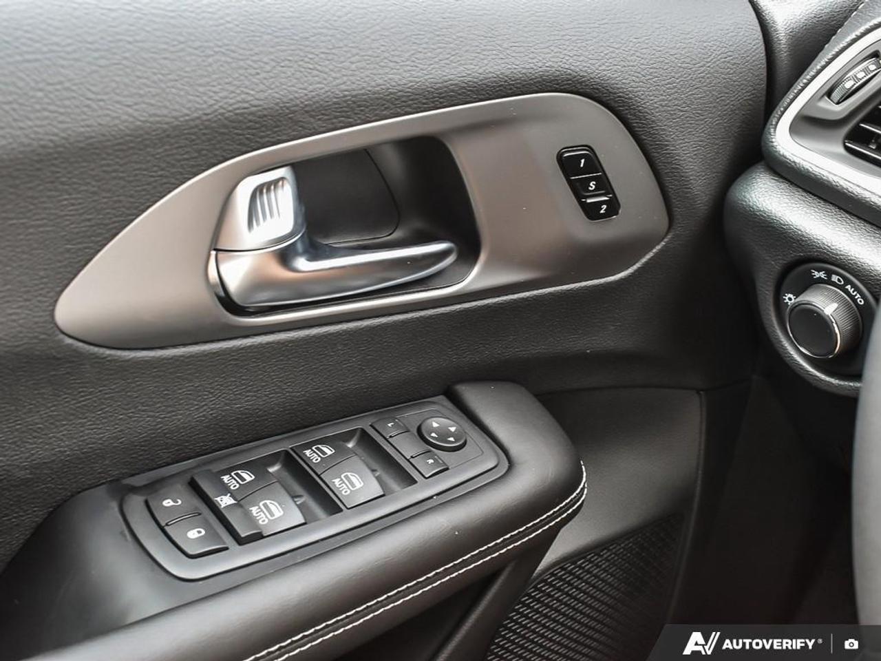 2027 Chrysler Pacifica Select All-Wheel Drive Passenger Van Photo