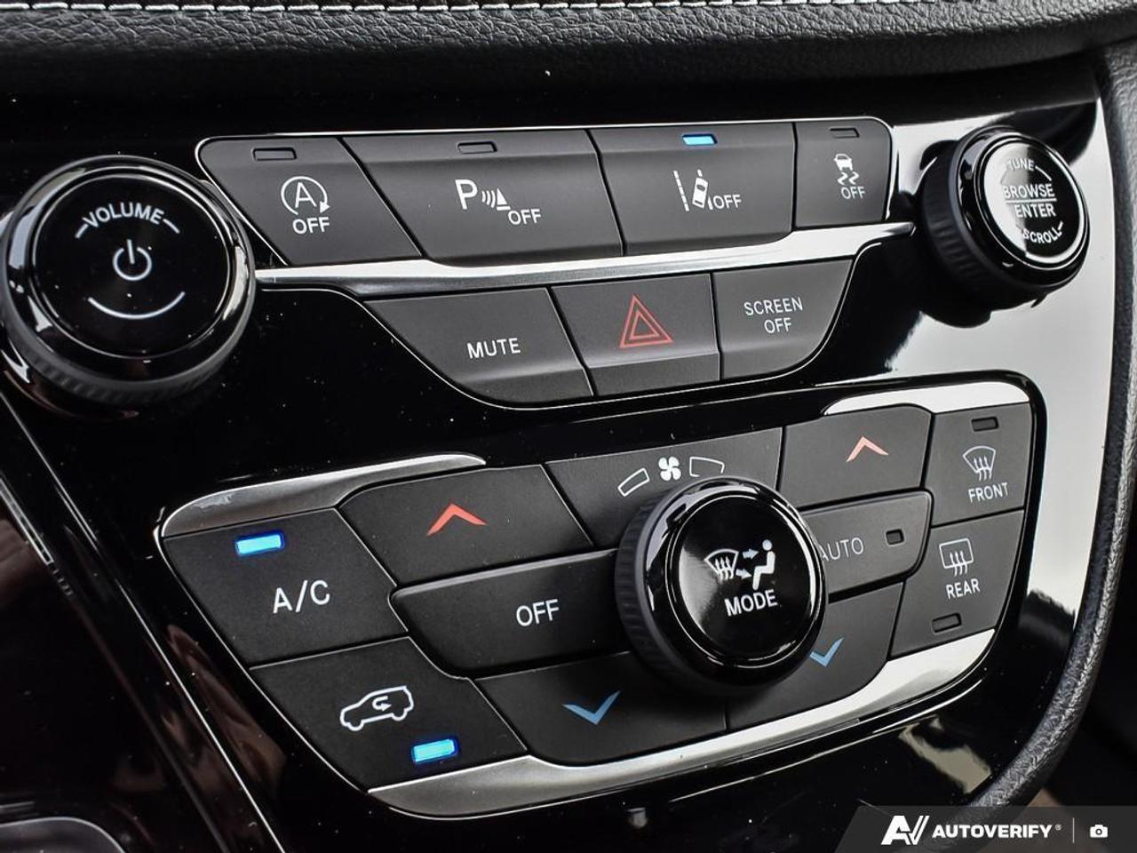 2027 Chrysler Pacifica Select All-Wheel Drive Passenger Van Photo