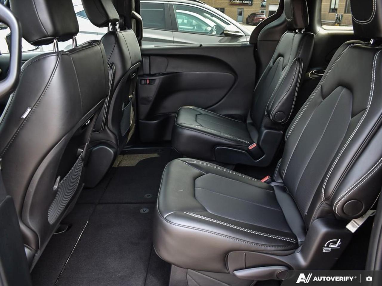 2027 Chrysler Pacifica Select All-Wheel Drive Passenger Van Photo
