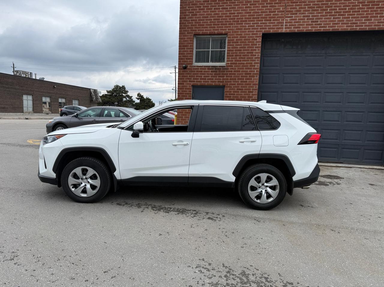 2022 Toyota RAV4 LE FWD Photo