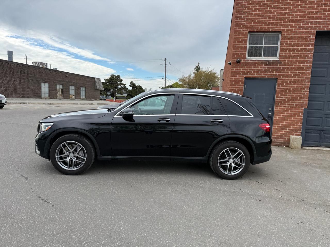 2019 Mercedes-Benz GLC-Class GLC 300 4MATIC SUV, DISTRONIC + WITH PILOT STEERIN Photo