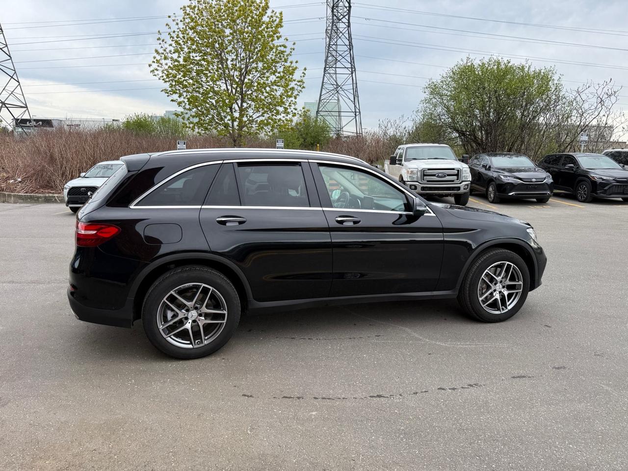 2019 Mercedes-Benz GLC-Class GLC 300 4MATIC SUV, DISTRONIC + WITH PILOT STEERIN Photo
