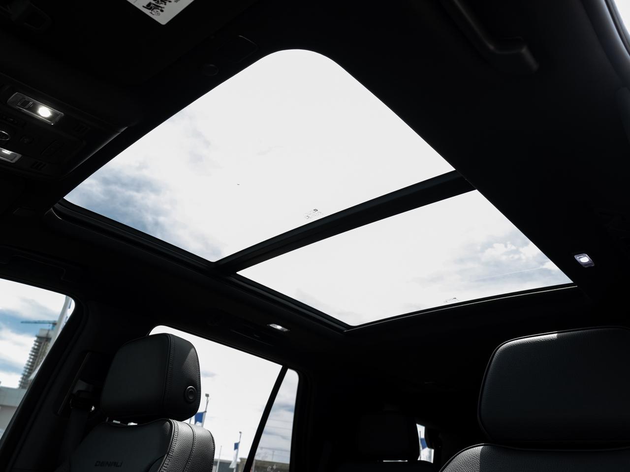 2022 GMC Yukon DENALI   Diesel   Roof   Heads up display Photo