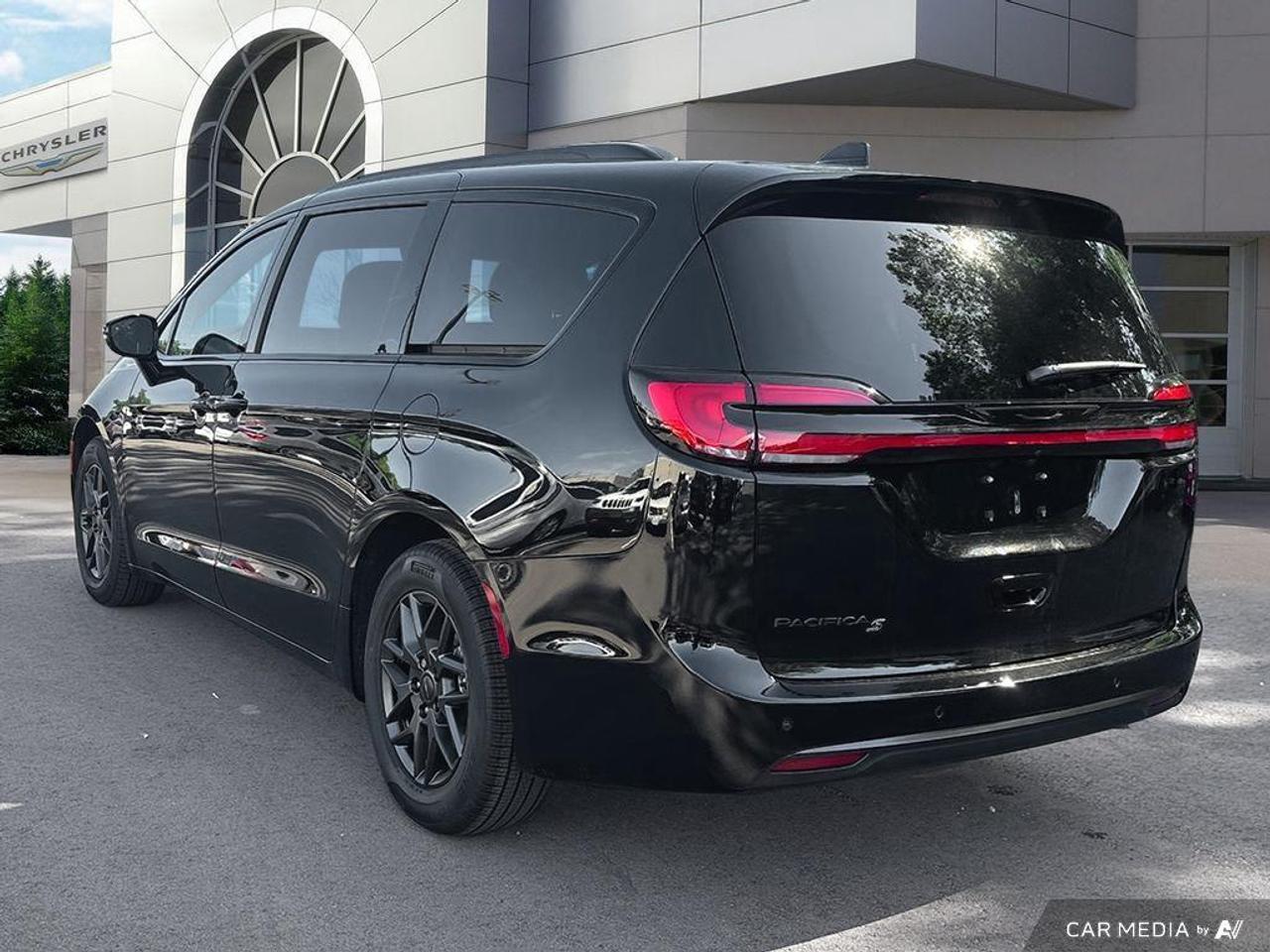 2027 Chrysler Pacifica Select Front-Wheel Drive Passenger Van Photo