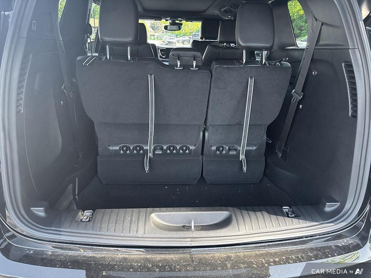 2027 Chrysler Pacifica Select Front-Wheel Drive Passenger Van Photo