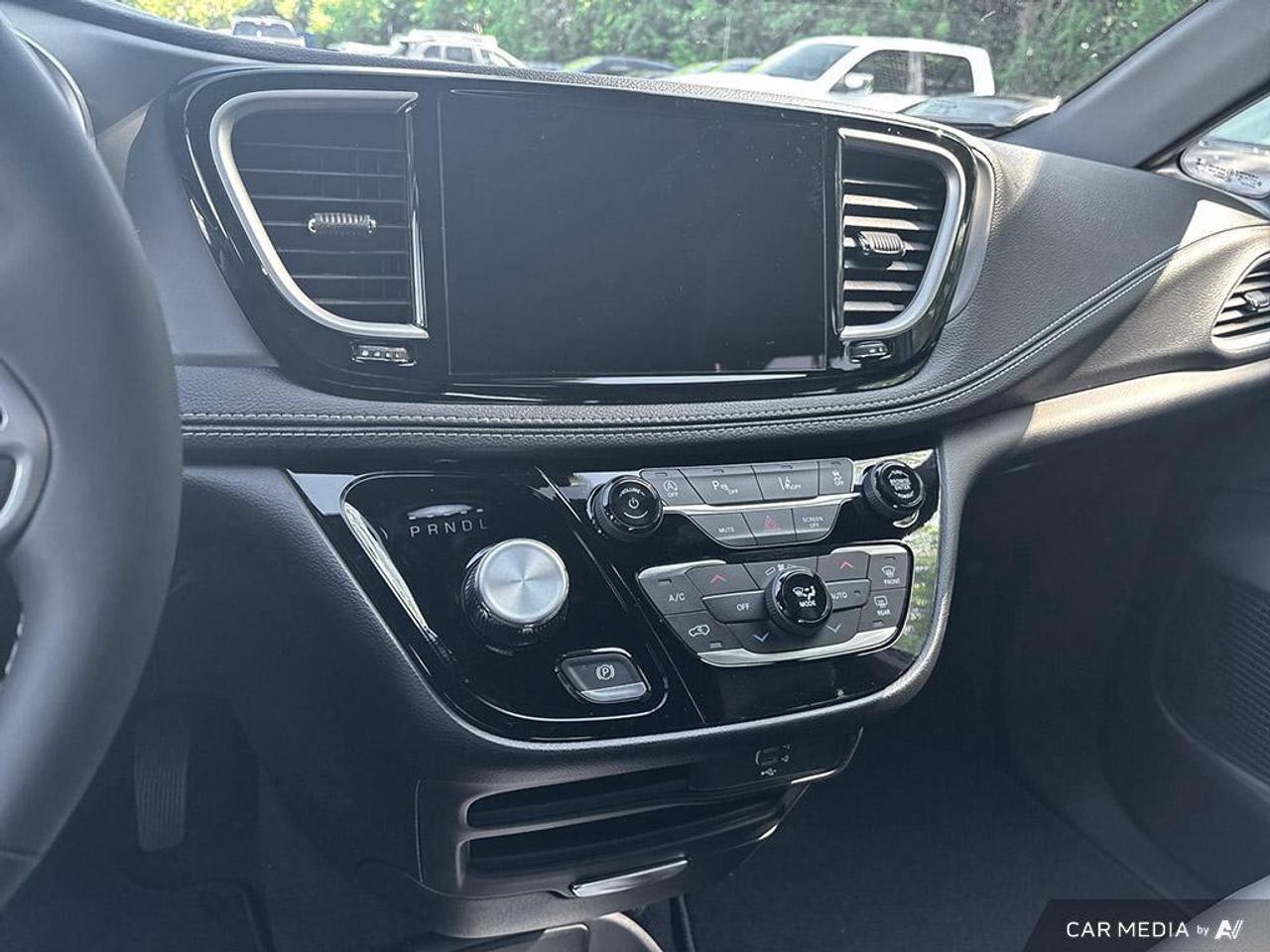 2027 Chrysler Pacifica Select Front-Wheel Drive Passenger Van Photo