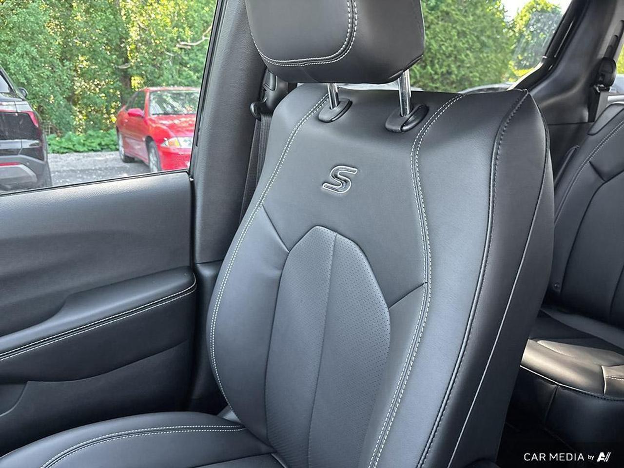2027 Chrysler Pacifica Select Front-Wheel Drive Passenger Van Photo
