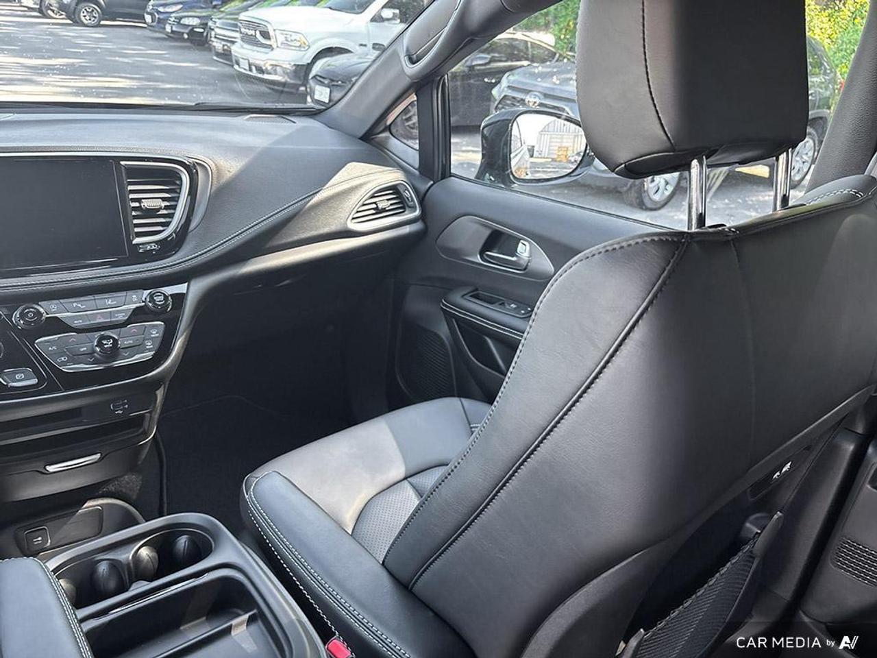 2027 Chrysler Pacifica Select Front-Wheel Drive Passenger Van Photo
