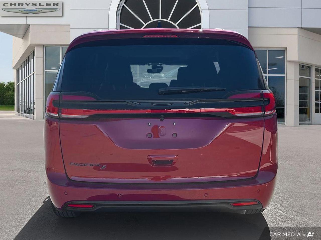 2027 Chrysler Pacifica Select Front-Wheel Drive Passenger Van Photo