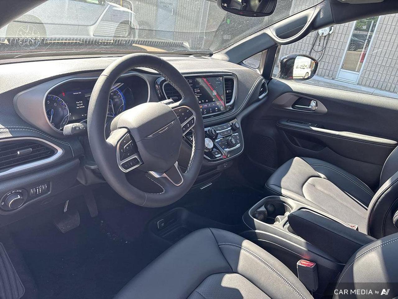 2027 Chrysler Pacifica Select Front-Wheel Drive Passenger Van Photo