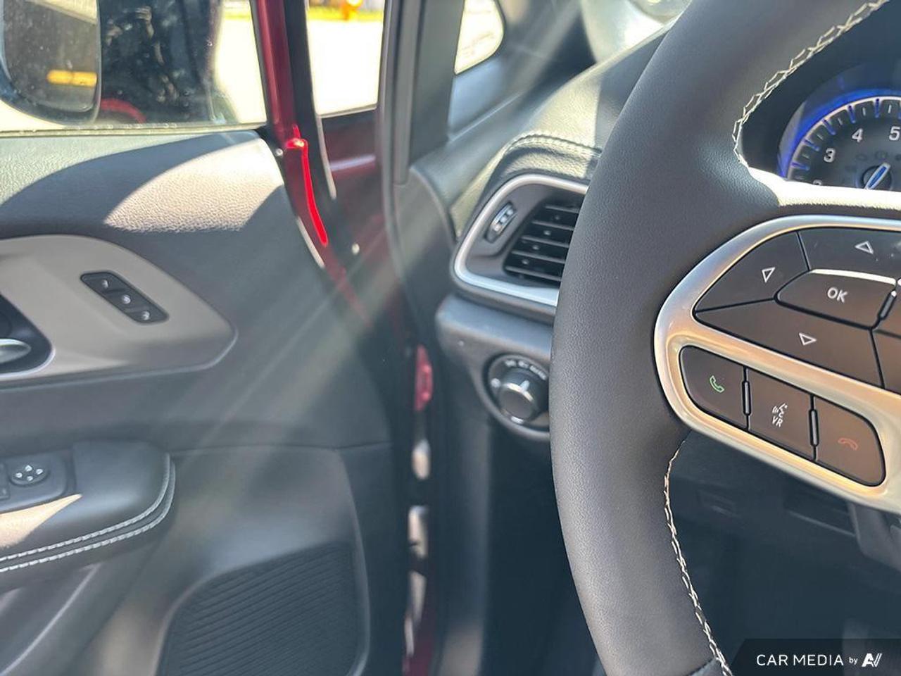 2027 Chrysler Pacifica Select Front-Wheel Drive Passenger Van Photo
