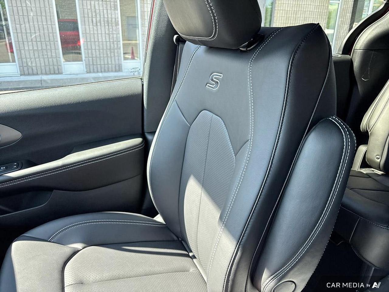 2027 Chrysler Pacifica Select Front-Wheel Drive Passenger Van Photo