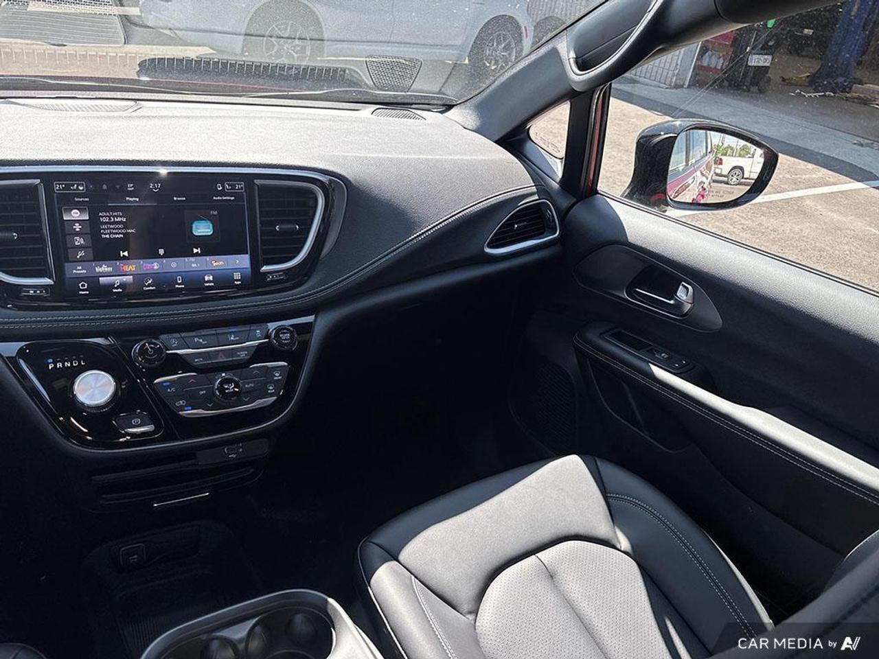 2027 Chrysler Pacifica Select Front-Wheel Drive Passenger Van Photo