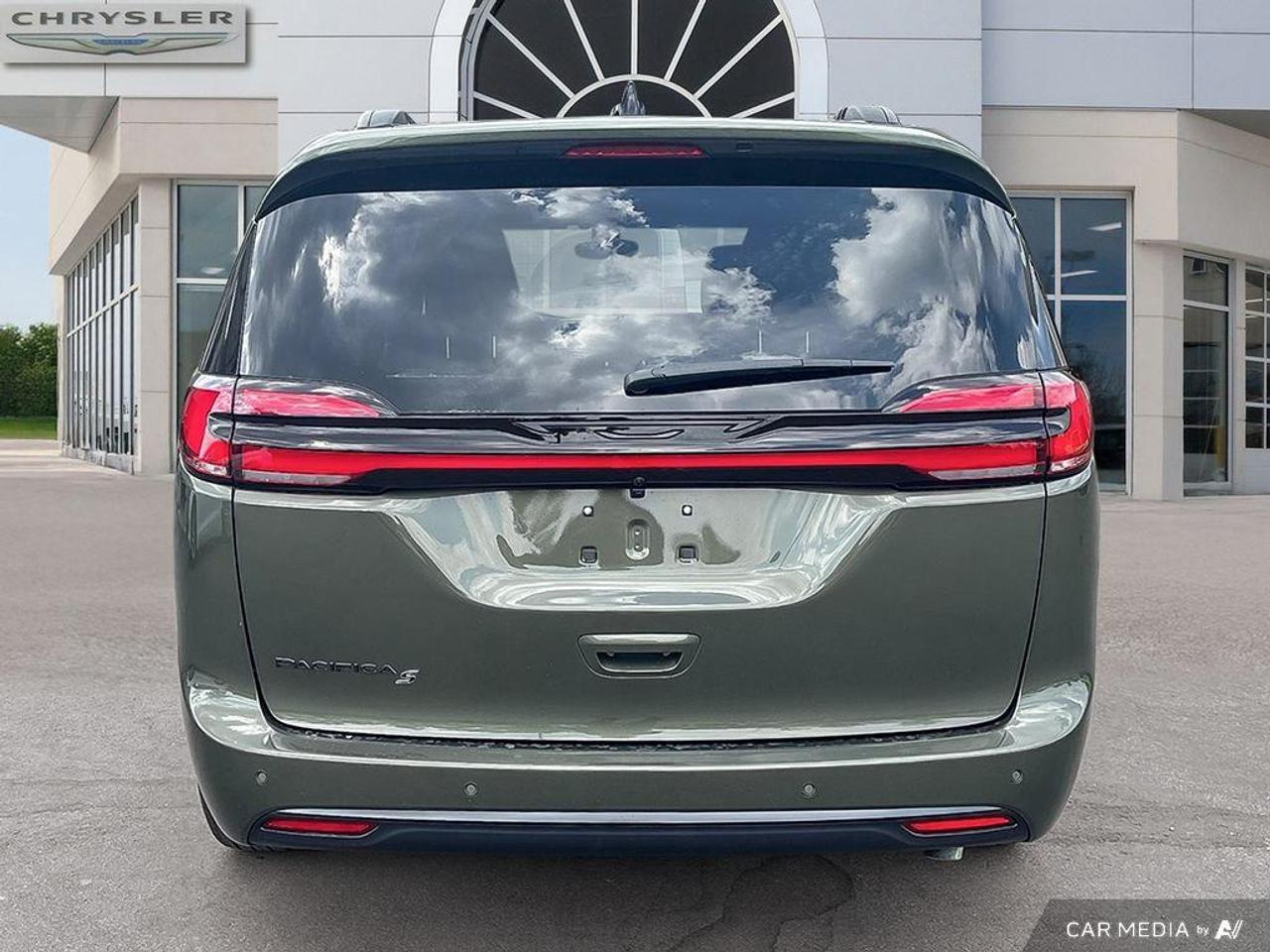 2027 Chrysler Pacifica Select Front-Wheel Drive Passenger Van Photo