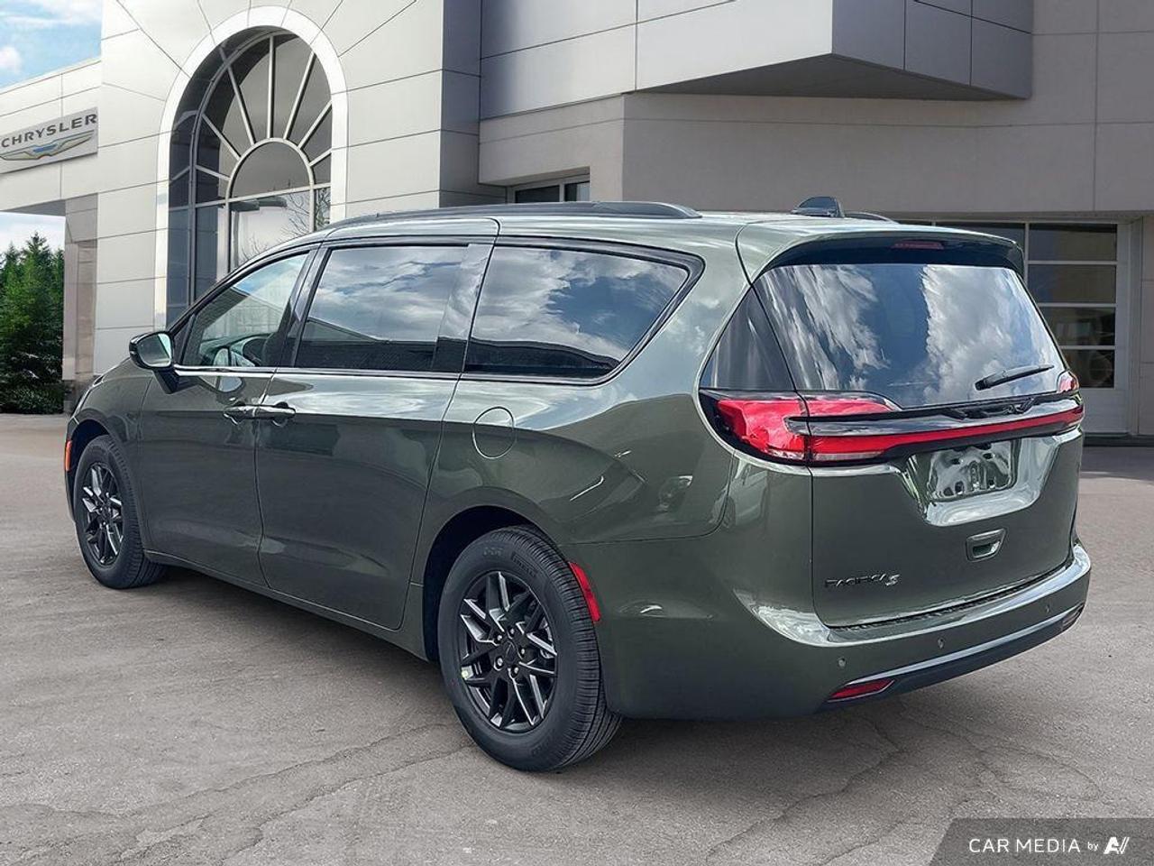 2027 Chrysler Pacifica Select Front-Wheel Drive Passenger Van Photo