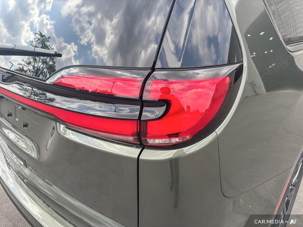 2027 Chrysler Pacifica Select Front-Wheel Drive Passenger Van Photo