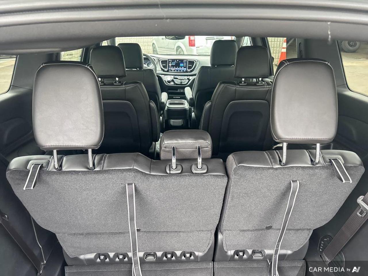 2027 Chrysler Pacifica Select Front-Wheel Drive Passenger Van Photo