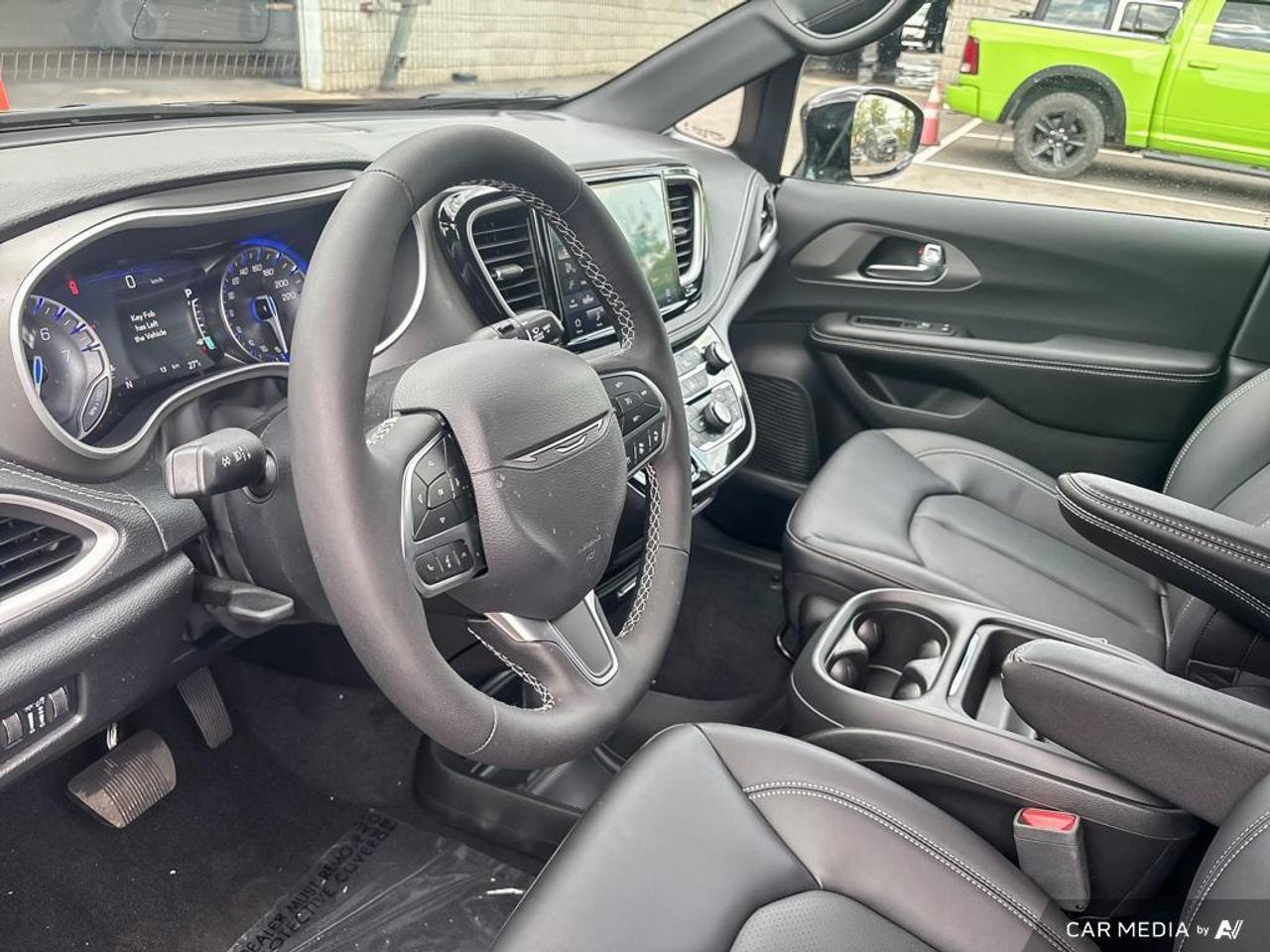 2027 Chrysler Pacifica Select Front-Wheel Drive Passenger Van Photo