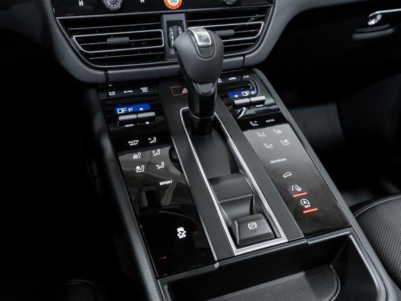2025 Porsche Macan  Photo