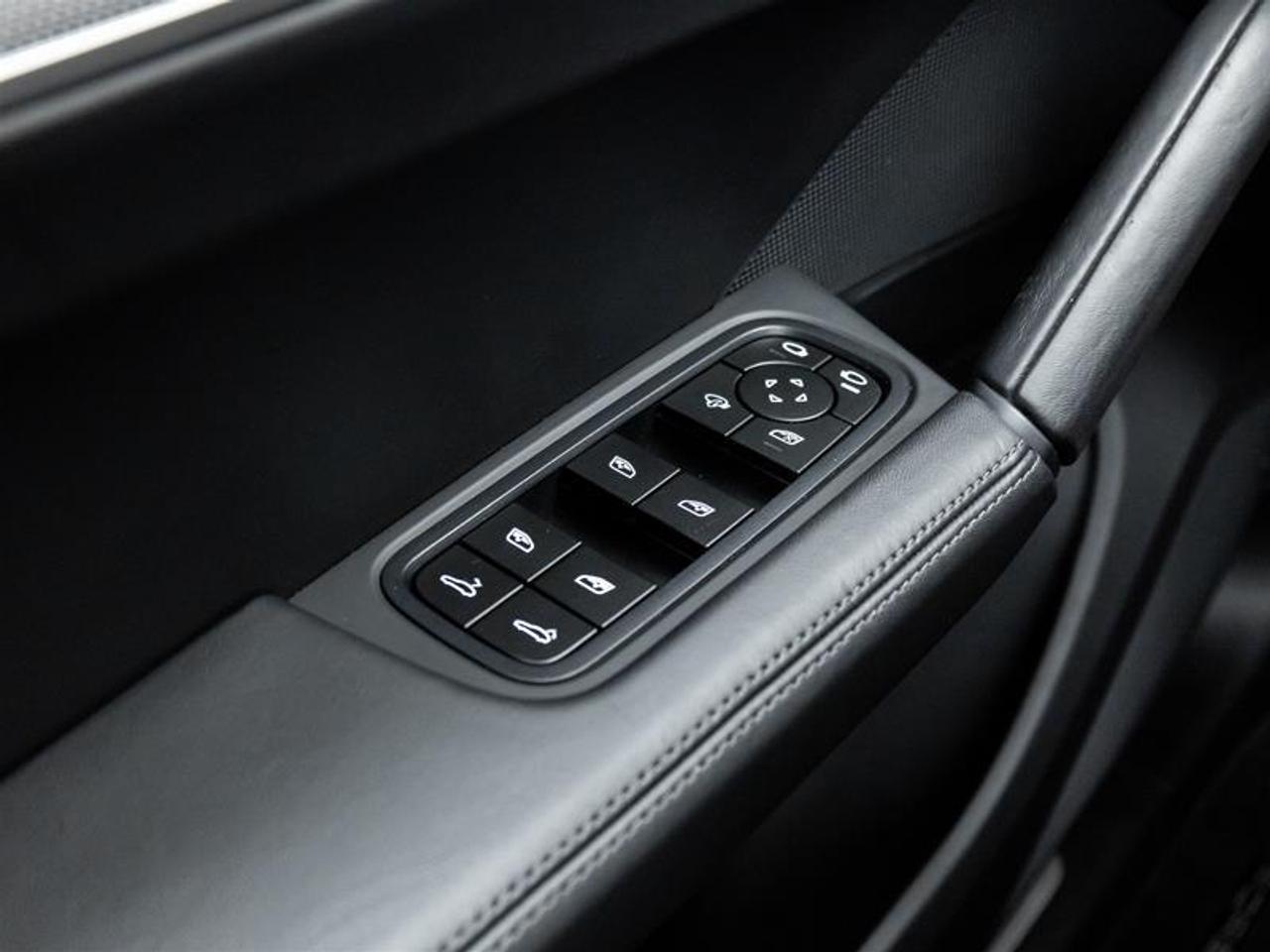 2024 Porsche Cayenne  Photo
